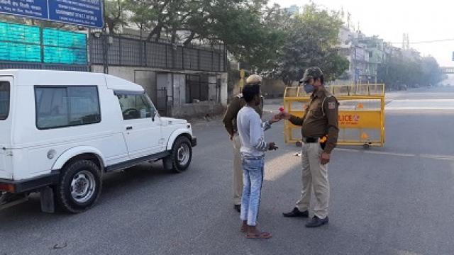 जनता कर्फ्यू के बीच दिल्ली की सड़कों पर पसरा सन्नाटा, लोगों को फूल देकर घर जाने को कह रहे पुलिसकर्मी