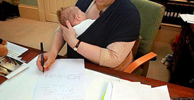 दफ्तरों में शिशु के लिए हो स्तनपान की सुविधा - संयुक्त राष्ट्र