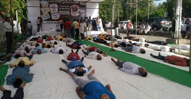 कांग्रेस ने अंतरराष्ट्रीय योग दिवस पर मंदसौर में किया 'शवासन'