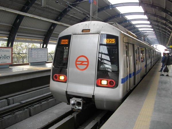 दिल्ली मेट्रो के नजफगढ़ स्टेशन पर एक व्यक्ति ट्रेन के आगे कूदा, मौके पर ही मौत