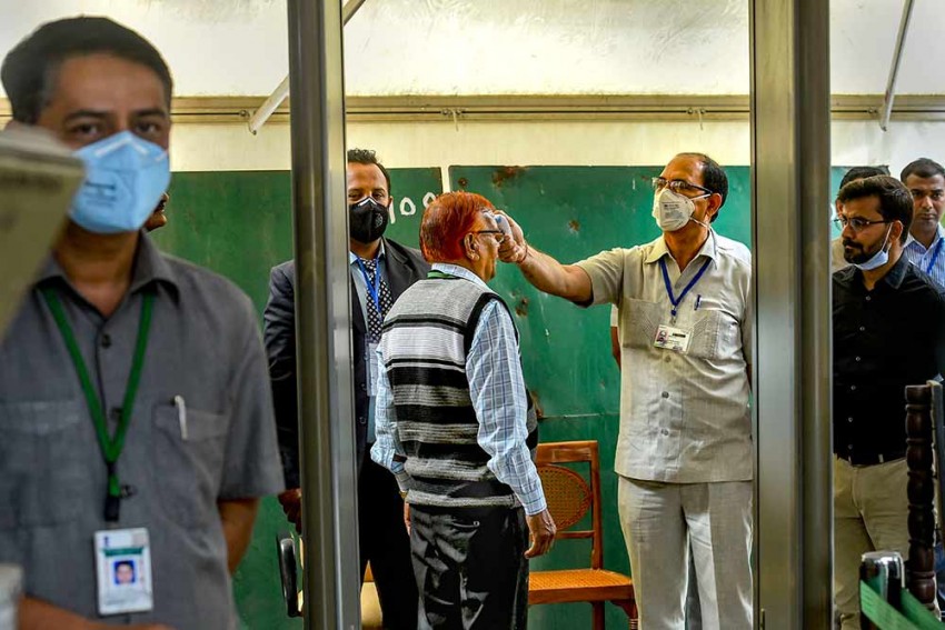 भारत में कोरोना वायरस के संक्रमित मरीजों की संख्या बढ़कर 223 हुई