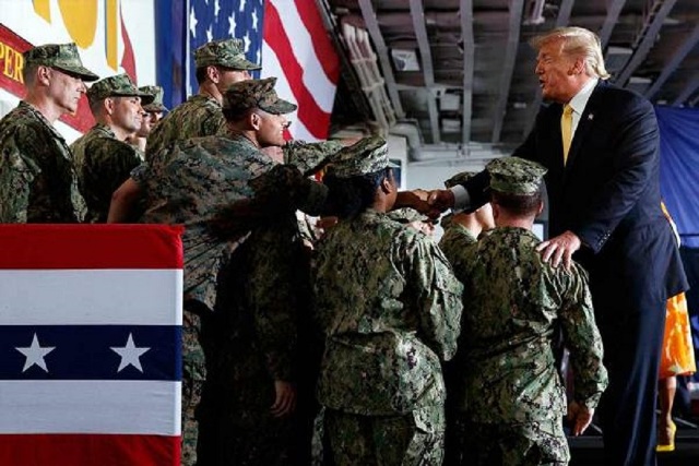 जापान में एक कार्यक्रम को संबोधित करने के बाद सैनिकों को बधाई देते अमेरिकी राष्ट्रपति डोनाल्ड ट्रंप