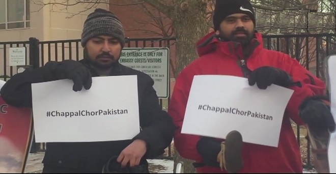 वाशिंगटन डीसी: पाकिस्तान दूतावास के बाहर विरोध प्रदर्शन, पाक को बताया ‘चप्पल चोर’