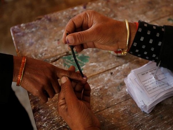 उत्तर प्रदेश विधानसभा चुनाव के पांचवें चरण में 12 जिलों की 61 सीटों पर 55 प्रतिशत मतदान, ये दिग्गज हैं मैदान में