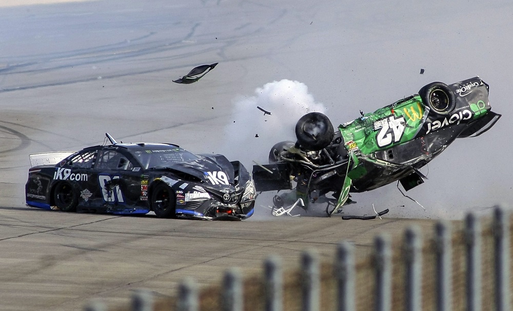 टल्लाडेगा सुपर स्पीड-वे में NASCAR कप सीरीज ऑटो रेस के दौरान आपस में टकराई गाड़ियां