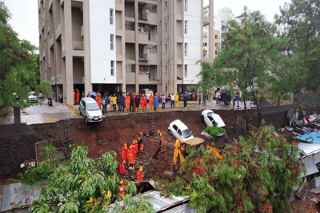 दीवार गिरने से 17 लोगों की मौत, पुणे की बारिश का दिखा खौफनाक मंजर