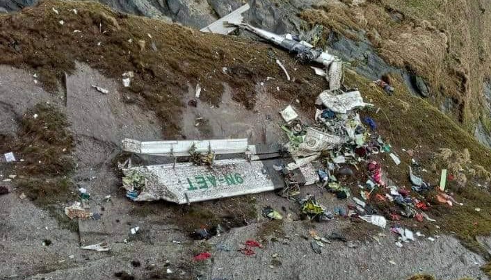 विमान दुर्घटना स्थल पर पहुंची नेपाली सेना, सामने आई मलबे की तस्वीर