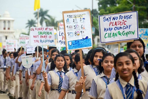 अगरतला में प्लास्टिक के इस्तेमाल के खिलाफ जागरूकता रैली में हिस्सा लेते स्कूली छात्र-छात्राएं