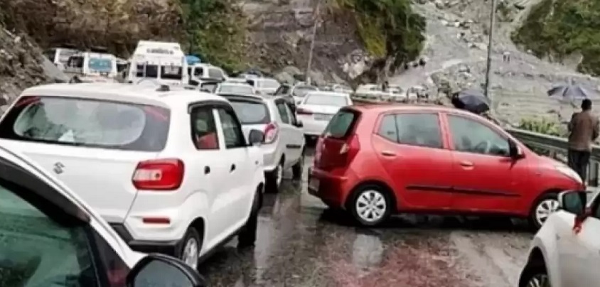 उत्तराखंड: भूस्खलन से 300 से अधिक सड़कें अवरुद्ध; राम झूला सस्पेंशन ब्रिज दोपहिया वाहनों के लिए बंद