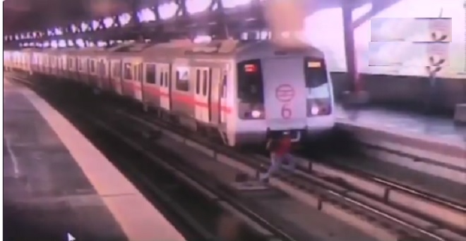 वीडियो: दिल्ली में मेट्रो ट्रैक पार कर रहे युवक की बाल-बाल बची जान