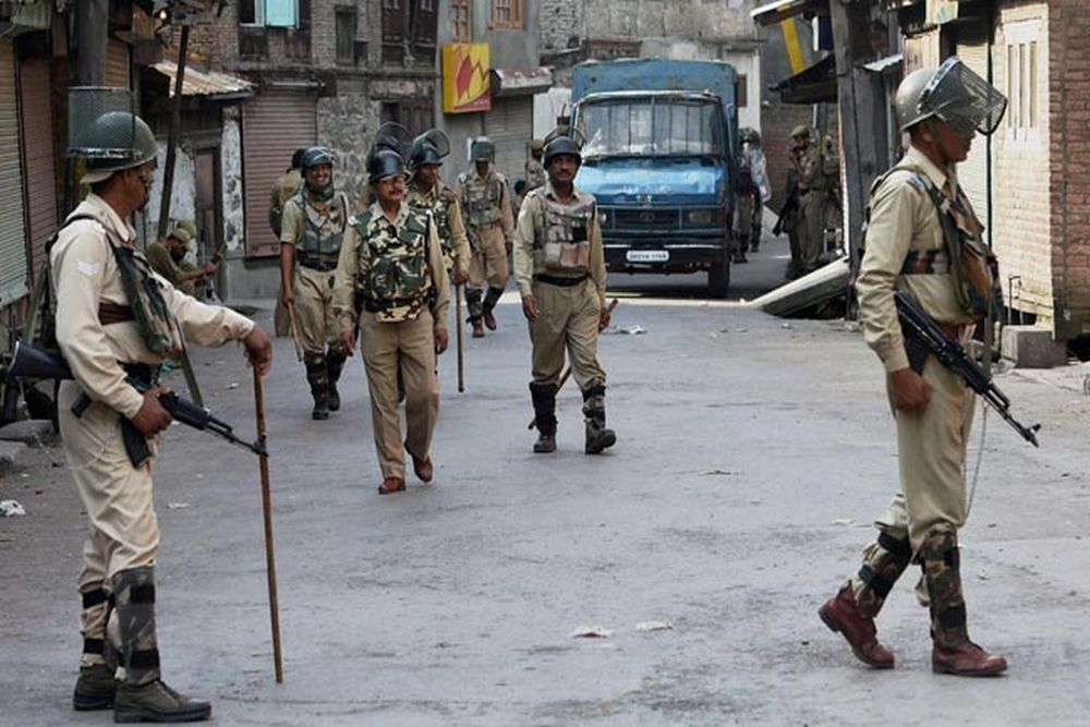 जम्मू-कश्मीर: कुलगाम जिले में ग्रेनेड हमला, पुलिस कर्मी की मौत