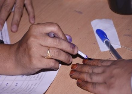 गुजरात चुनाव: मुस्लिम ग्रामीणों का दावा- दूसरे चरण के मतदान का किया बहिष्कार; चुनाव अधिकारी ने किया खंडन