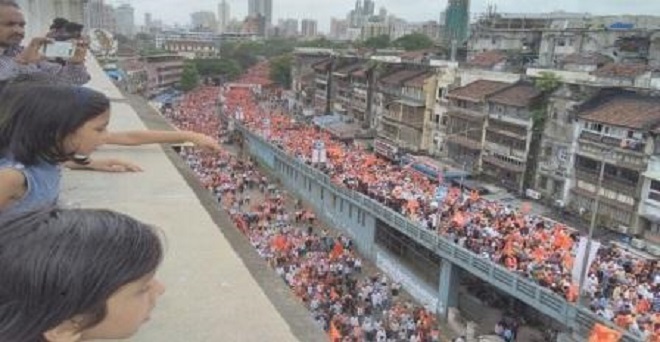 मुंबई: आरक्षण की मांग को लेकर सड़क पर उतरे लाखों मराठा