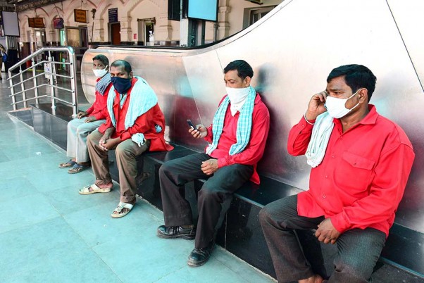 जबलपुर में कोरोना वायरस के प्रसार को रोकने के लिए लगाए गए लॉकडाउन के बीच एक रेलवे प्लेटफॉर्म पर यात्रियों की प्रतीक्षा करते कुली