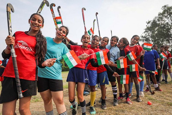 अर्जेंटीना के खिलाफ ओलंपिक  सेमीफाइनल मैच के लिए भारतीय महिला हॉकी टीम को चीयर करती जम्मू की महिला हॉकी टीम