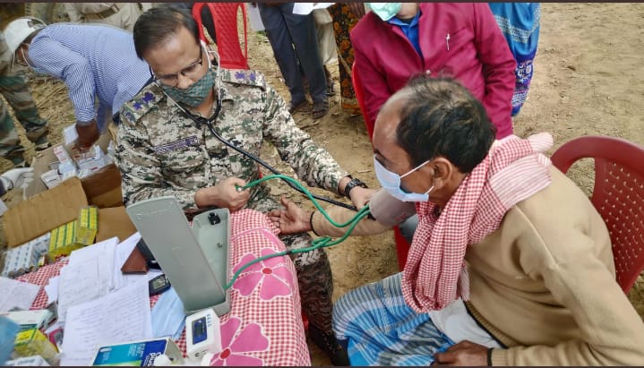 झारखंड: एसपी की मोबाइल ओपीडी, जहां जरूरत समझा शुरू कर देते हैं इलाज