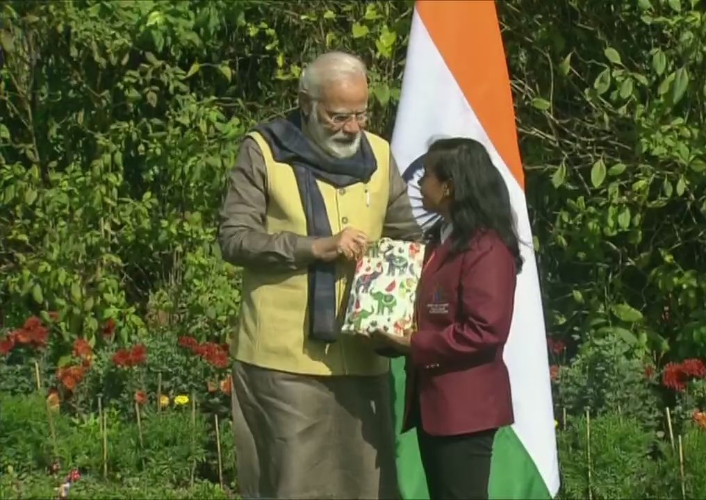 राजधानी दिल्ली में राष्ट्रीय बाल पुरस्कार पाने वाले बच्चों से मुलाकात करते प्रधानमंत्री नरेंद्र मोदी