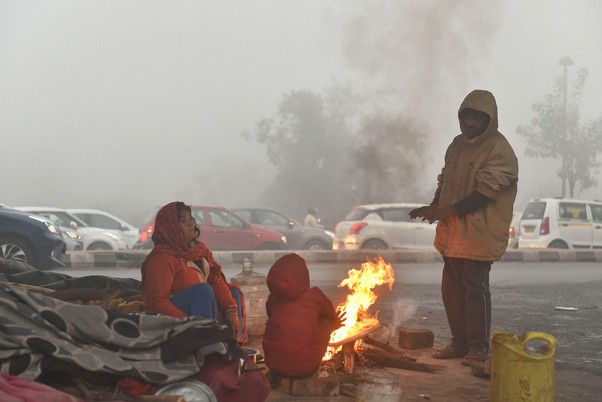 नई दिल्ली में ठंड और धुंध  के बीच अलाव का सहारा