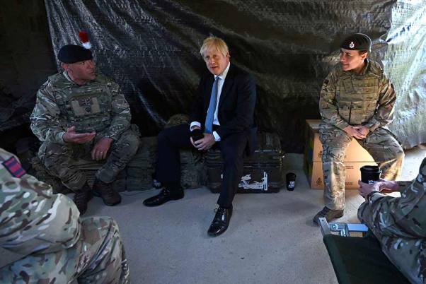 इंग्लैंड के सैलिसबरी के पास सैलिसबरी प्लेन प्रशिक्षण क्षेत्र में सैन्य कर्मियों के साथ मुलाकात करते ब्रिटेन के प्रधानमंत्री बोरिस जॉनसन