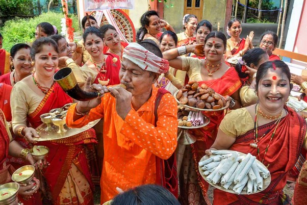असम के तेजपुर में 'रोंगाली बिहू' के अवसर पर 'उरुका' की रस्म अदा करती महिलाएं