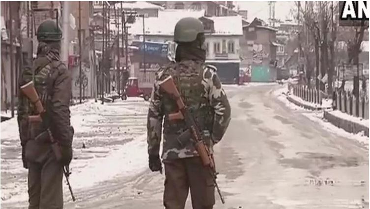 श्रीनगर में जारी मुठभेड़ में दो आतंकवादी ढेर: पुलिस