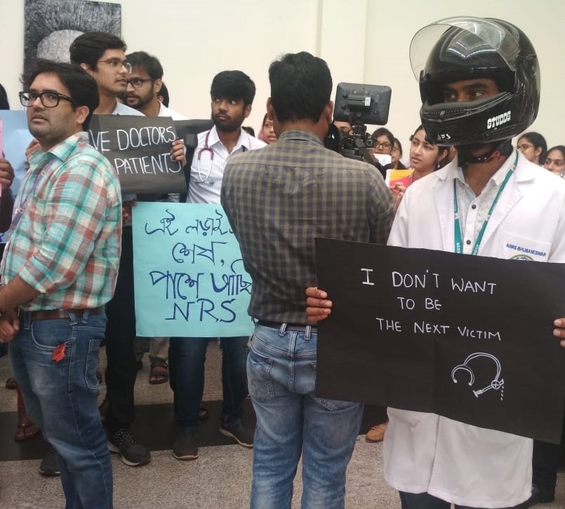 पश्चिम बंगाल में डॉक्टरों के खिलाफ हिंसा के विरोध में भुवनेश्वर  में अखिल भारतीय आयुर्विज्ञान संस्थान में विरोध प्रदर्शन करते डॉक्टर