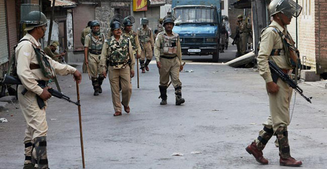 कश्मीर घाटी में कर्फ्यू जारी, लगातार तीसरे दिन नहीं मिले अखबार