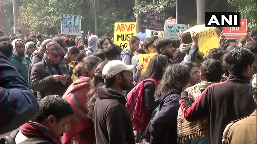 दिल्ली के जवाहरलाल नेहरू यूनिवर्सिटी परिसर में 5 जनवरी को हुई हिंसा के खिलाफ छात्रों का विरोध प्रदर्शन जारी