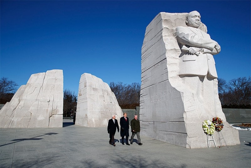 वाशिंगटन में मार्टिन लूथर किंग जूनियर मेमोरियल का दौरा करते अमेरिकी राष्ट्रपति डोनाल्ड ट्रम्प और उपराष्ट्रपति माइक पेंस