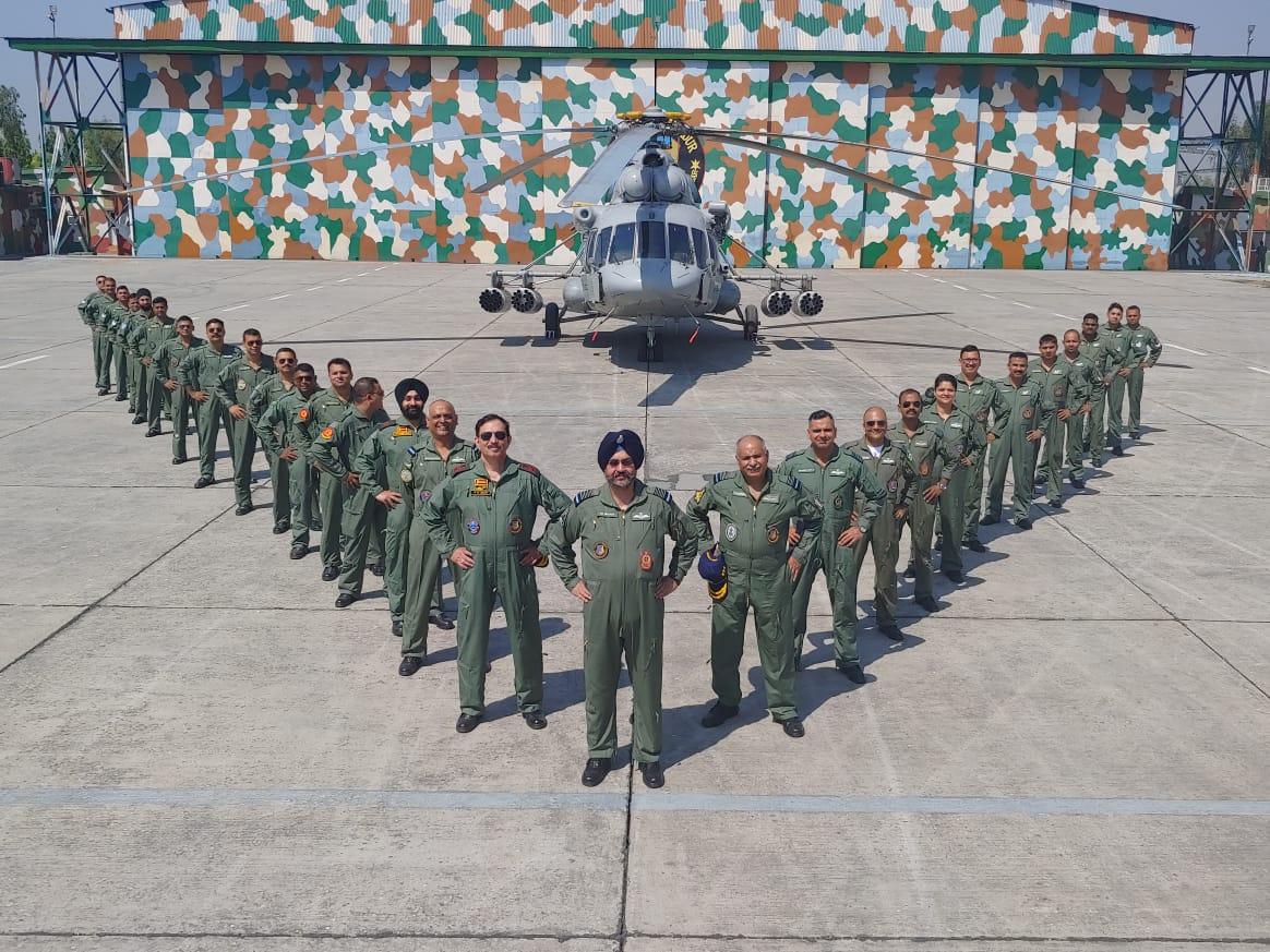 चीफ मार्शल बी.एस धनोआ की अगुवाई में मिग-21 लड़ाकू विमान से स्क्वाड्रन लीड अजय आहूजा समेत अन्यत शहीदों के सम्मान में ‘मिसिंग मैन’ की आकृति उकेरकर दी श्रद्धांजलि