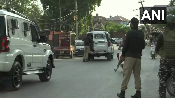 जम्मू कश्मीरः श्रीनगर में आतंकियों का सीआरपीएफ काफिले पर ग्रेनेड हमला, एक नागरिक की मौत, तीन घायल