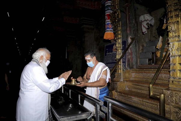 तमिलनाडु विधानसभा चुनावों के प्रचार के दौरान मदुरै के मीनाक्षी अम्मा मंदिर दर्शन को पहुंचे प्रधानमंत्री नरेंद्र मोदी