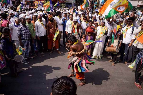 मुंबई में नागरिकता संशोधन कानून के खिलाफ रैली में भाग लेते पोथराज खानाबदोश जनजाति के सदस्य