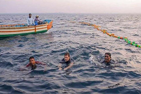 कोल्लम के समुद्र में मधुआरों के संग कांग्रेस नेता राहुल गांधी ने लगाई डुबकी