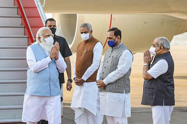 अहमदाबाद के हवाई अड्डे पर प्रधानमंत्री नरेंद्र मोदी का आगमन