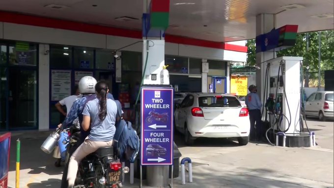 महंगाई: तेल के दामों में बढ़ोतरी जारी, दिल्ली में 97 रुपए तो मुंबई में पेट्रोल 103 रुपए के पार
