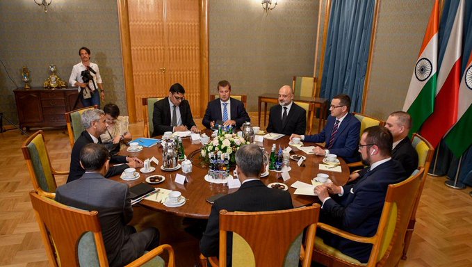 वारसॉ में पोलैंड के प्रधानमंत्री मैतुसज मोरवीकी से मुलाकात करते विदेश मंत्री सुब्रह्मण्यम जयशंकर