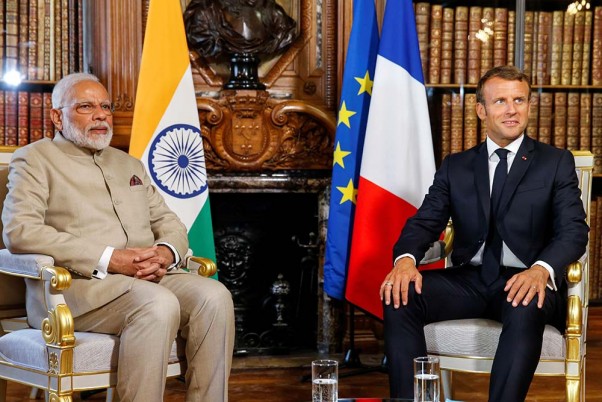 पेरिस के उत्तर में फ्रांसीसी राष्ट्रपति इमैनुएल मैक्रॉन के साथ एक बैठक के दौरान प्रधानमंत्री नरेंद्र मोदी