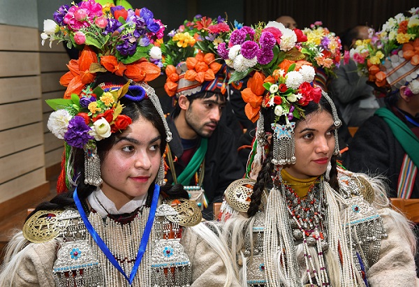 दिल्ली में आयोजित ‘आर्य उत्सव’ में पारंपरिक वेशभूषा के साथ आर्यन जनजाति की महिलाएं