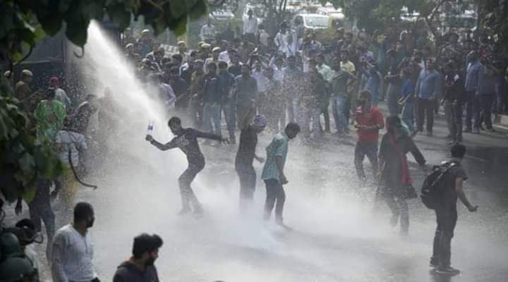 जेएनयू में दीक्षांत समारोह के बीच फीस बढ़ोतरी के खिलाफ प्रदर्शन कर रहे छात्रों पर वाटर कैनन का इस्तेमाल