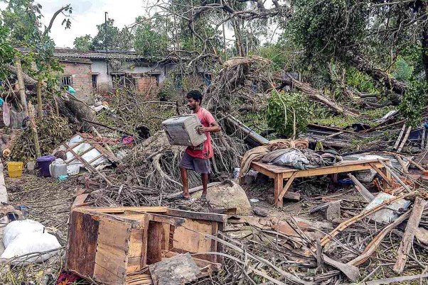 दक्षिण 24 परगना जिले के सोनारपुरग्राम में चक्रवात अम्फान के बाद अपने क्षतिग्रस्त घरों से सामान निकालते ग्रामीण