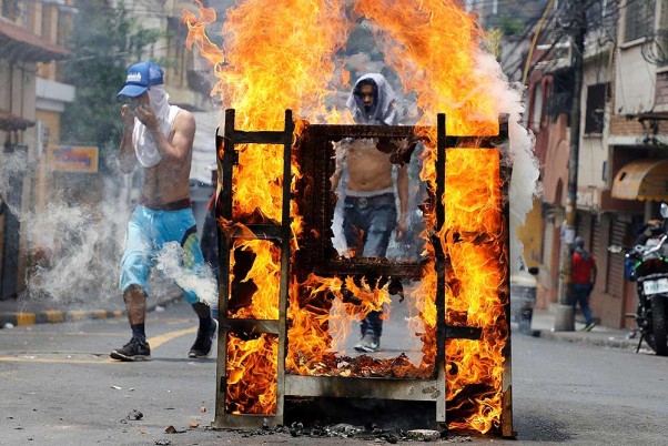 होंडुरास के टेगुसिगाल्पा में राष्ट्रपति जुआन ऑरलैंडो हर्नांडेज के इस्तीफे की मांग को लेकर विरोध करते प्रदर्शनकारी