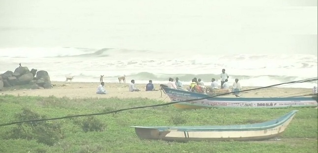 तमिलनाडु और पुडुचेरी में आज तबाही मचा सकता है गाजा तूफान, अलर्ट पर नौसेना