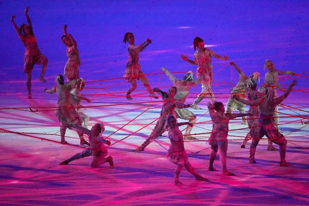टोक्यो ओलंपिक-2020 की शुरुआत: ओलंपिक स्टेडियम में उद्घाटन समारोह के दौरान डांस प्रस्तुति देते डांसर