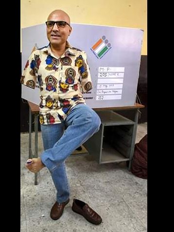 मध्य प्रदेश के इंदौर में विक्रम अग्निहोत्री नाम के मतदाता ने पैर से मतदान किया