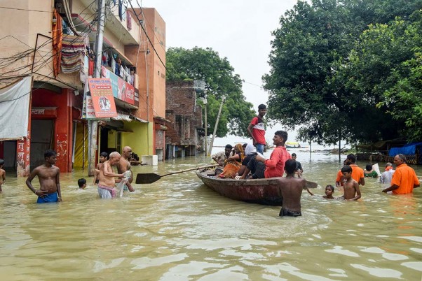 प्रयागराज में भारी बारिश के बाद गंगा नदी का जलस्तर बढ़ने से दारागंज क्षेत्र में बाढ़