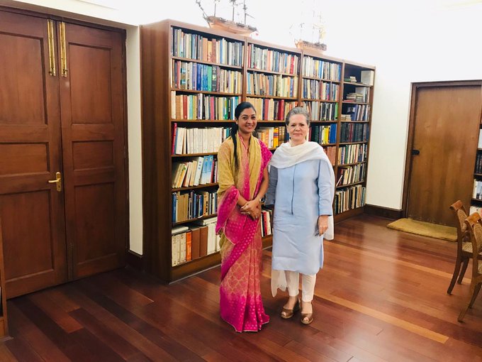कांग्रेस अध्यक्ष सोनिया गांधी से उनके आवास पर चांदनी चौक से विधायक अल्का लांबा ने मुलाकात की