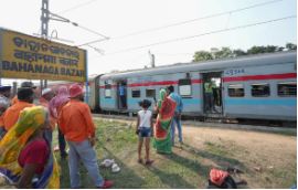 ओडिशा रेल हादसा: पांच दिन बाद भी दुर्घटना स्थल को देखने आ रहे हैं लोग