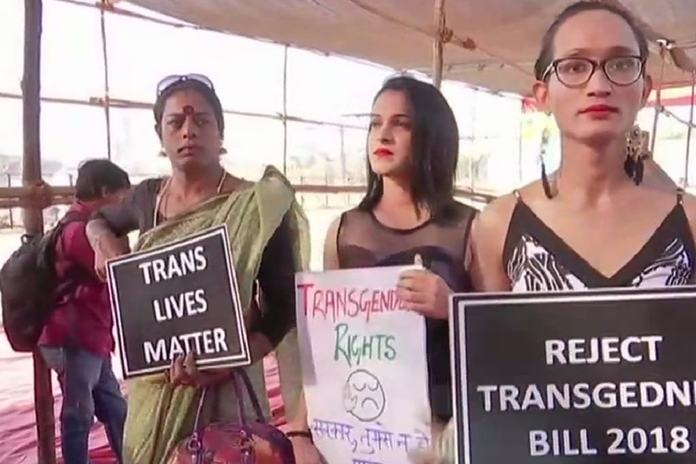 ट्रांसजेंडर पर्सन्स बिल के विरोध में सड़कों पर क्यों उतर रहे हैं किन्नर समुदाय के लोग
