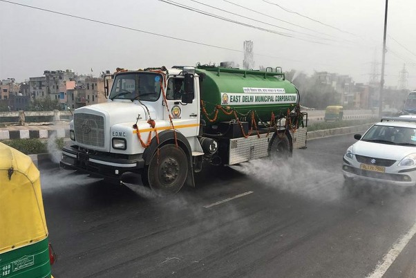 नई दिल्ली में प्रदूषण पर अंकुश लगाने के लिए सड़क पर पानी का छिड़काव करते पूर्वी दिल्ली नगर निगम (ईडीएमसी) के टैंकर